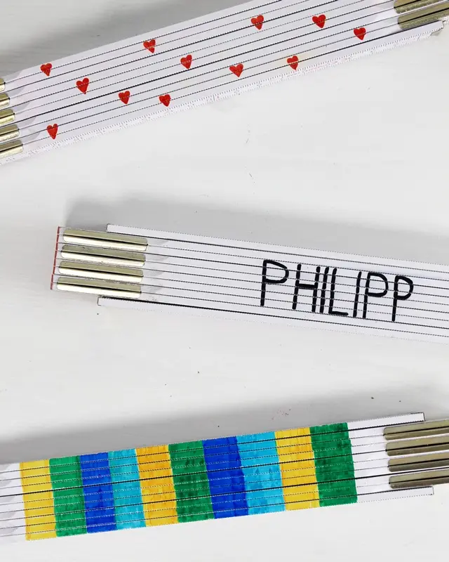 Du bist noch auf der Suche nach einem Geschenk zum Vatertag? Ich zeige dir 6 tolle Ideen, die sich auch noch Last Minute umsetzen lassen. Ich habe einige der Geschenke in den letzten Jahren bereits selber verschenkt und mein Vater hat sich sehr gefreut. Die meisten Ideen lassen sich auch gemeinsam mit Kindern umsetzen. DIY Geschenk zum Vatertag – 6 ausgefallene Ideen - zollstock bemalen vatertagsgeschenk 2