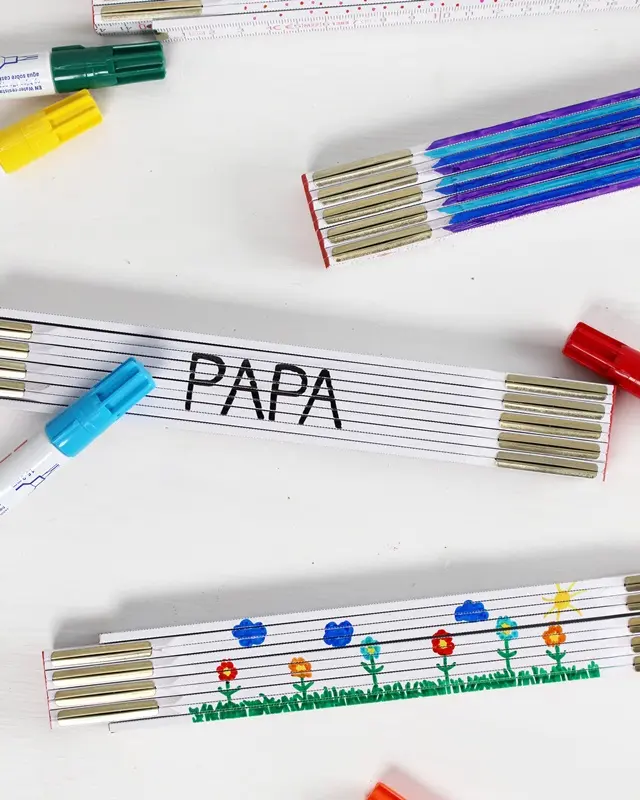 Du bist noch auf der Suche nach einem Geschenk zum Vatertag? Ich zeige dir 6 tolle Ideen, die sich auch noch Last Minute umsetzen lassen. Ich habe einige der Geschenke in den letzten Jahren bereits selber verschenkt und mein Vater hat sich sehr gefreut. Die meisten Ideen lassen sich auch gemeinsam mit Kindern umsetzen. DIY Geschenk zum Vatertag – 6 ausgefallene Ideen - zollstock bemalen vatertagsgeschenk 3