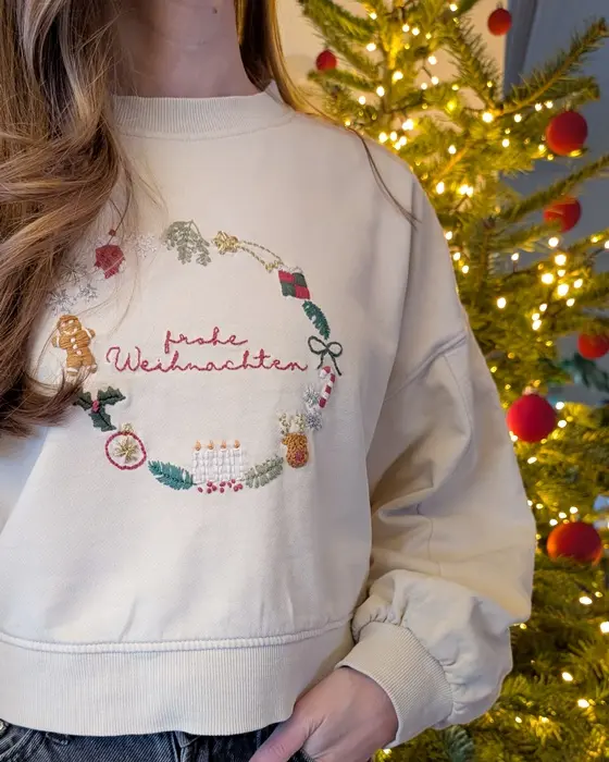 Sticke jeden Tag ein Motiv, sodass du an Heiligabend deinen eigenen einzigartigen Weihnachtspulli tragen kannst. Weihnachtspulli selber sticken | Tinkerhome - Einfache DIYs für dein Zuhause