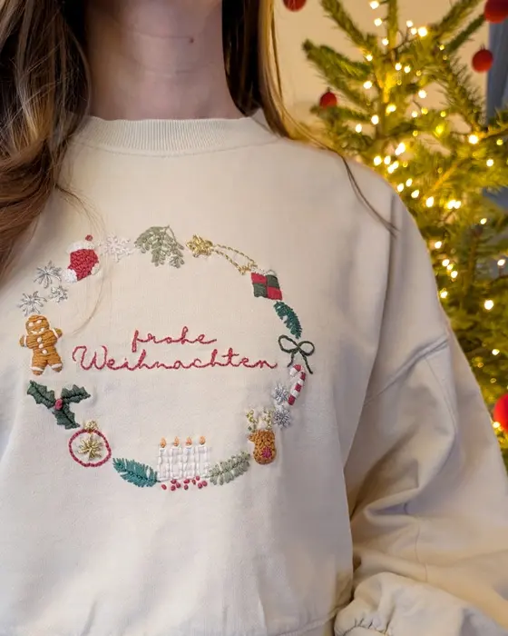 Sticke jeden Tag ein Motiv, sodass du an Heiligabend deinen eigenen einzigartigen Weihnachtspulli tragen kannst. Weihnachtspulli selber besticken | Tinkerhome - Einfache DIYs für dein Zuhause