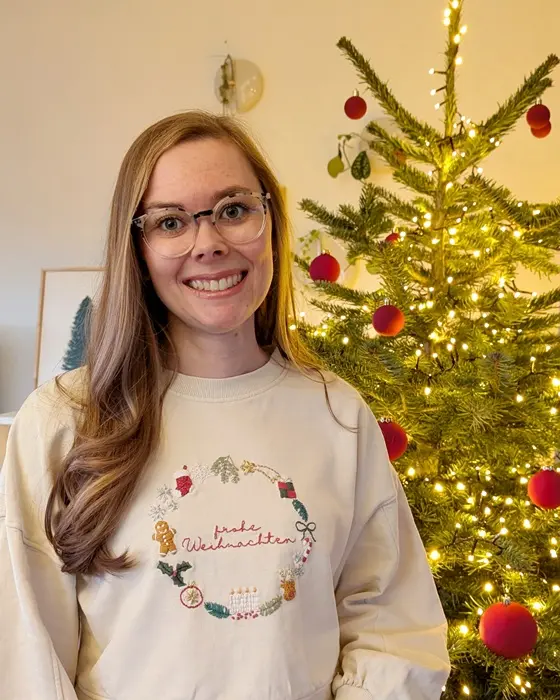 Sticke jeden Tag ein Motiv, sodass du an Heiligabend deinen eigenen einzigartigen Weihnachtspulli tragen kannst. Weihnachtspulli selber sticken | Tinkerhome - Einfache DIYs für dein Zuhause