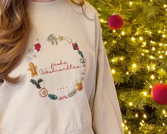 Sticke jeden Tag ein Motiv, sodass du an Heiligabend deinen eigenen einzigartigen Weihnachtspulli tragen kannst. Weihnachtspulli selber besticken | Tinkerhome - Einfache DIYs für dein Zuhause