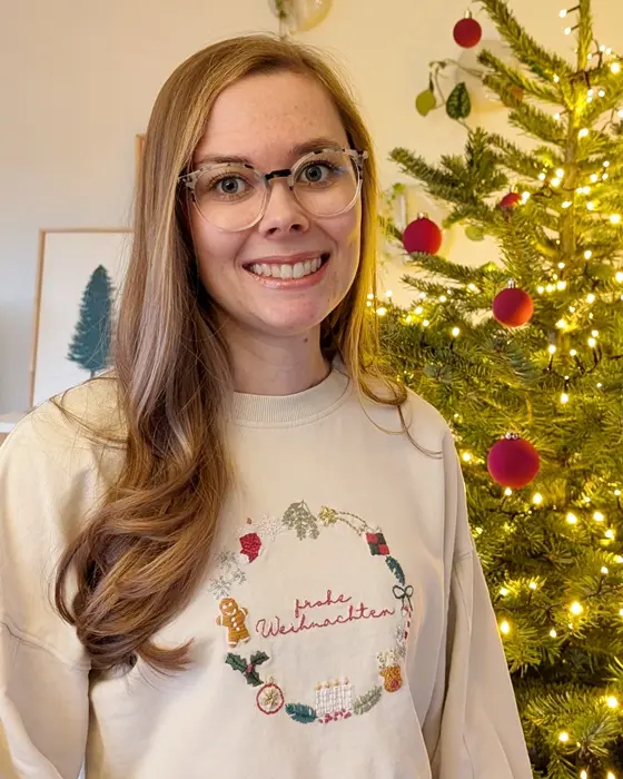 Sticke jeden Tag ein Motiv, sodass du an Heiligabend deinen eigenen einzigartigen Weihnachtspulli tragen kannst. Weihnachtspulli selber besticken | Tinkerhome - Einfache DIYs für dein Zuhause