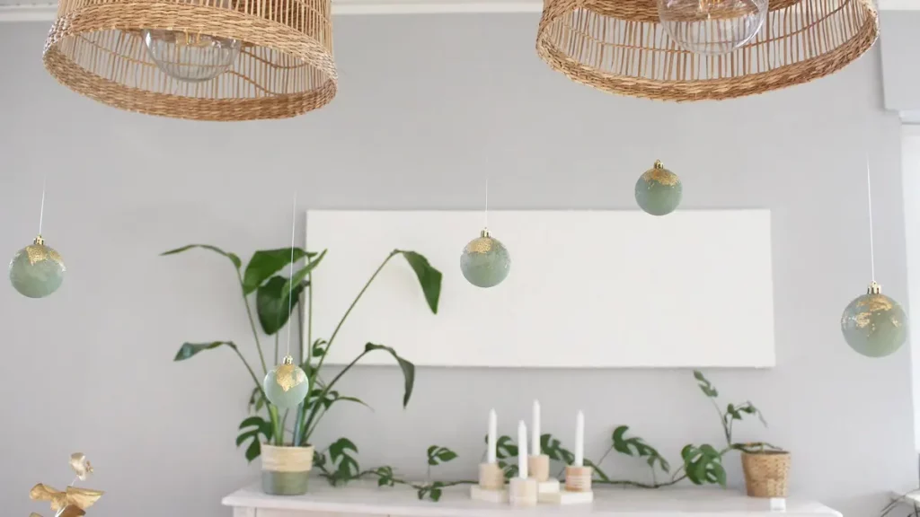 Hast du auch so viele Weihnachtskugeln und weißt gar nicht wohin damit? Ich zeige dir 8 festliche Dekoideen mit Weihnachtskugeln, die einfach und nachzumachen sind. Dabei kannst du das Aussehen deiner alten Kugeln verändern, wenn diese dir nicht mehr gefallen, oder du lässt diese, wie sie sind. DIY Weihnachtsdeko: Weihnachtskugeln als hängende Tischdeko | Tinkerhome - Einfache DIYs für dein Zuhause