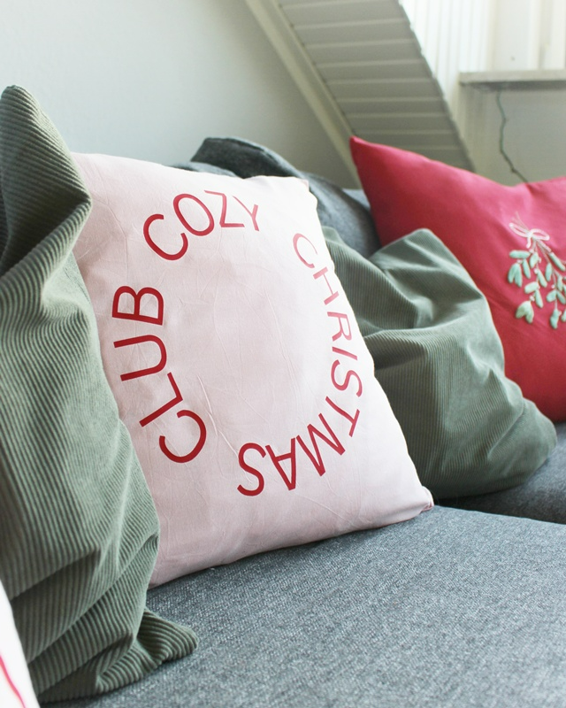 Alle Jahre wieder dekorieren wir unser Zuhause weihnachtlich. In diesem Jahr möchte ich dir 4 DIY Weihnachtskissen zeigen, die du selbst basteln kannst. Diese kannst du dann jedes Jahr wieder rausholen. Alle Ideen kannst du in deinen gewünschten Farben umsetzen, sodass diese sich perfekt in deine Weihnachtsdeko einfügen. Die DIY Weihnachtskissen kannst du alle zusammen dekorieren oder als einzelne Hingucker in deinem Zuhause dekorieren. DIY Weihnachtskissen fürs Sofa basteln - 4 Ideen - plottervorlage weihnachtskissen 1