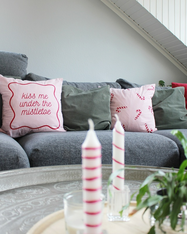 Alle Jahre wieder dekorieren wir unser Zuhause weihnachtlich. In diesem Jahr möchte ich dir 4 DIY Weihnachtskissen zeigen, die du selbst basteln kannst. Diese kannst du dann jedes Jahr wieder rausholen. Alle Ideen kannst du in deinen gewünschten Farben umsetzen, sodass diese sich perfekt in deine Weihnachtsdeko einfügen. Die DIY Weihnachtskissen kannst du alle zusammen dekorieren oder als einzelne Hingucker in deinem Zuhause dekorieren. DIY Weihnachtskissen fürs Sofa basteln - 4 Ideen - plottervorlage weihnachtskissen 10