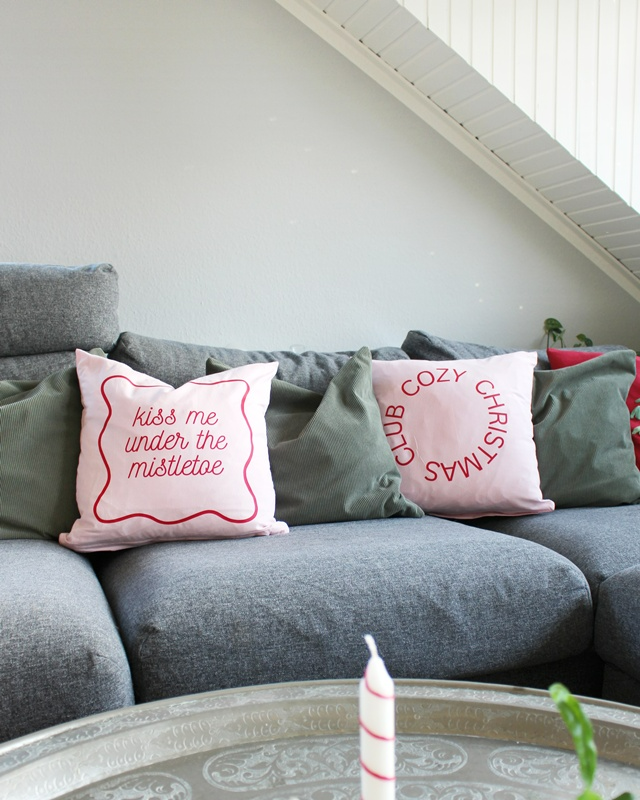 Alle Jahre wieder dekorieren wir unser Zuhause weihnachtlich. In diesem Jahr möchte ich dir 4 DIY Weihnachtskissen zeigen, die du selbst basteln kannst. Diese kannst du dann jedes Jahr wieder rausholen. Alle Ideen kannst du in deinen gewünschten Farben umsetzen, sodass diese sich perfekt in deine Weihnachtsdeko einfügen. Die DIY Weihnachtskissen kannst du alle zusammen dekorieren oder als einzelne Hingucker in deinem Zuhause dekorieren. DIY Weihnachtskissen fürs Sofa basteln - 4 Ideen - plottervorlage weihnachtskissen 2