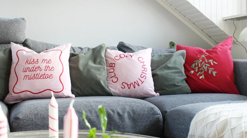 Alle Jahre wieder dekorieren wir unser Zuhause weihnachtlich. In diesem Jahr möchte ich dir 4 DIY Weihnachtskissen zeigen, die du selbst basteln kannst. Diese kannst du dann jedes Jahr wieder rausholen. Alle Ideen kannst du in deinen gewünschten Farben umsetzen, sodass diese sich perfekt in deine Weihnachtsdeko einfügen. Die DIY Weihnachtskissen kannst du alle zusammen dekorieren oder als einzelne Hingucker in deinem Zuhause dekorieren. DIY Weihnachtskissen fürs Sofa basteln - 4 Ideen - plottervorlage weihnachtskissen 3