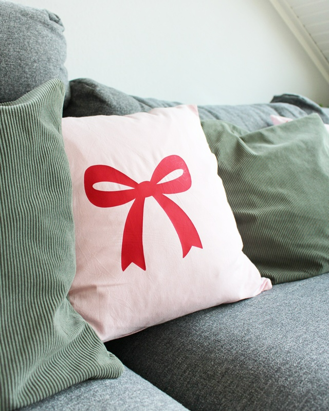 Alle Jahre wieder dekorieren wir unser Zuhause weihnachtlich. In diesem Jahr möchte ich dir 4 DIY Weihnachtskissen zeigen, die du selbst basteln kannst. Diese kannst du dann jedes Jahr wieder rausholen. Alle Ideen kannst du in deinen gewünschten Farben umsetzen, sodass diese sich perfekt in deine Weihnachtsdeko einfügen. Die DIY Weihnachtskissen kannst du alle zusammen dekorieren oder als einzelne Hingucker in deinem Zuhause dekorieren. DIY Weihnachtskissen fürs Sofa basteln - 4 Ideen - plottervorlage weihnachtskissen 4