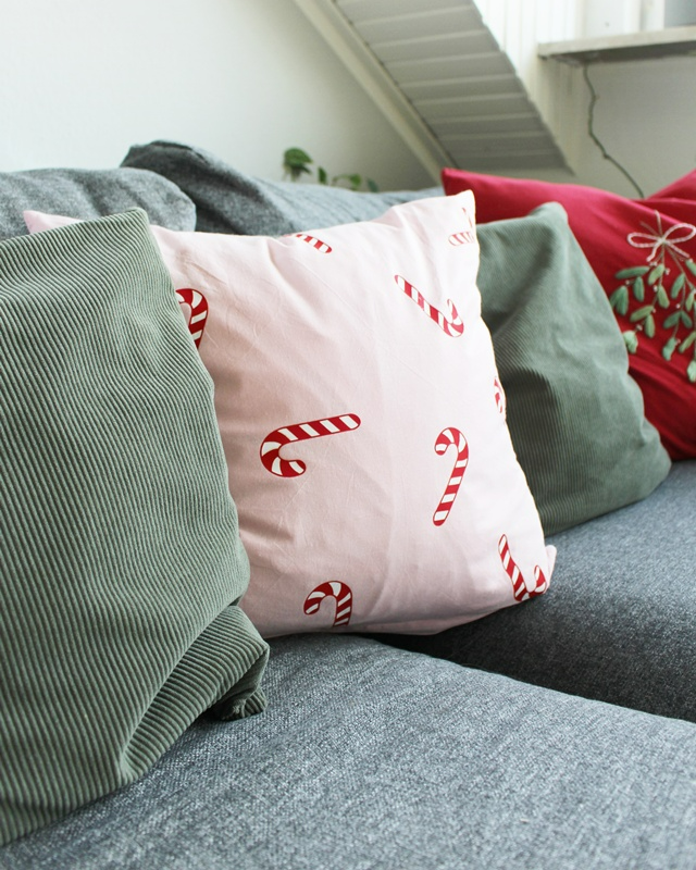 Alle Jahre wieder dekorieren wir unser Zuhause weihnachtlich. In diesem Jahr möchte ich dir 4 DIY Weihnachtskissen zeigen, die du selbst basteln kannst. Diese kannst du dann jedes Jahr wieder rausholen. Alle Ideen kannst du in deinen gewünschten Farben umsetzen, sodass diese sich perfekt in deine Weihnachtsdeko einfügen. Die DIY Weihnachtskissen kannst du alle zusammen dekorieren oder als einzelne Hingucker in deinem Zuhause dekorieren. DIY Weihnachtskissen plotten | Tinkerhome - Einfache DIYs für dein Zuhause