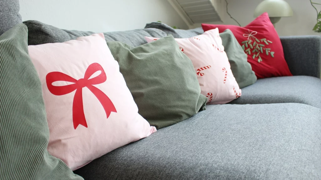 Alle Jahre wieder dekorieren wir unser Zuhause weihnachtlich. In diesem Jahr möchte ich dir 4 DIY Weihnachtskissen zeigen, die du selbst basteln kannst. Diese kannst du dann jedes Jahr wieder rausholen. Alle Ideen kannst du in deinen gewünschten Farben umsetzen, sodass diese sich perfekt in deine Weihnachtsdeko einfügen. Die DIY Weihnachtskissen kannst du alle zusammen dekorieren oder als einzelne Hingucker in deinem Zuhause dekorieren. DIY Weihnachtskissen fürs Sofa basteln - 4 Ideen - plottervorlage weihnachtskissen 6