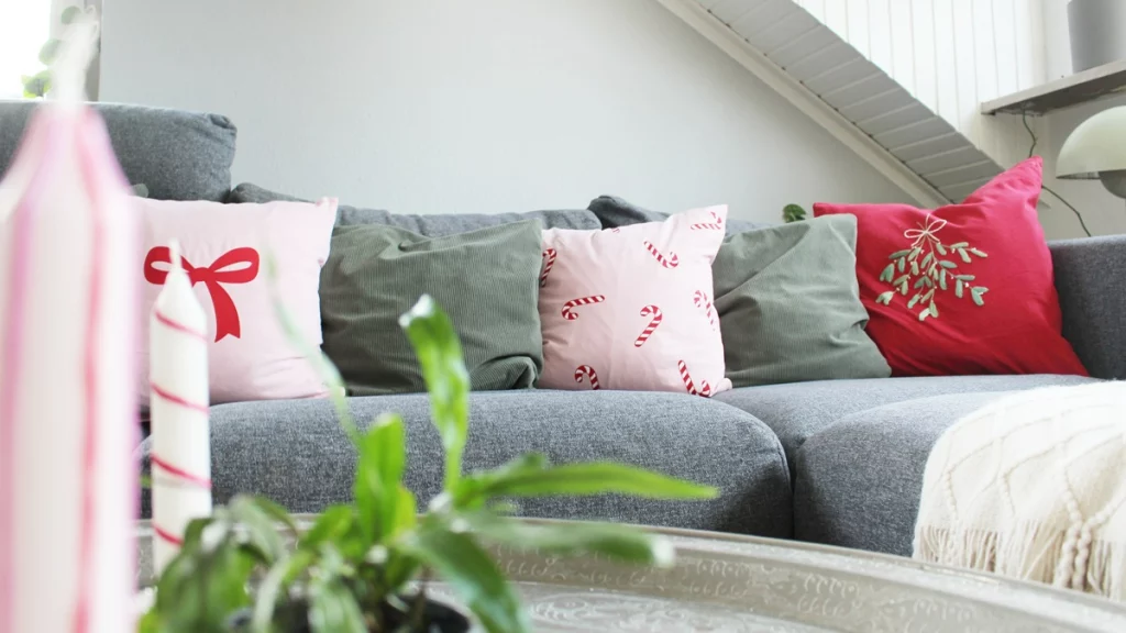 Alle Jahre wieder dekorieren wir unser Zuhause weihnachtlich. In diesem Jahr möchte ich dir 4 DIY Weihnachtskissen zeigen, die du selbst basteln kannst. Diese kannst du dann jedes Jahr wieder rausholen. Alle Ideen kannst du in deinen gewünschten Farben umsetzen, sodass diese sich perfekt in deine Weihnachtsdeko einfügen. Die DIY Weihnachtskissen kannst du alle zusammen dekorieren oder als einzelne Hingucker in deinem Zuhause dekorieren. DIY Weihnachtskissen fürs Sofa basteln - 4 Ideen - plottervorlage weihnachtskissen 7