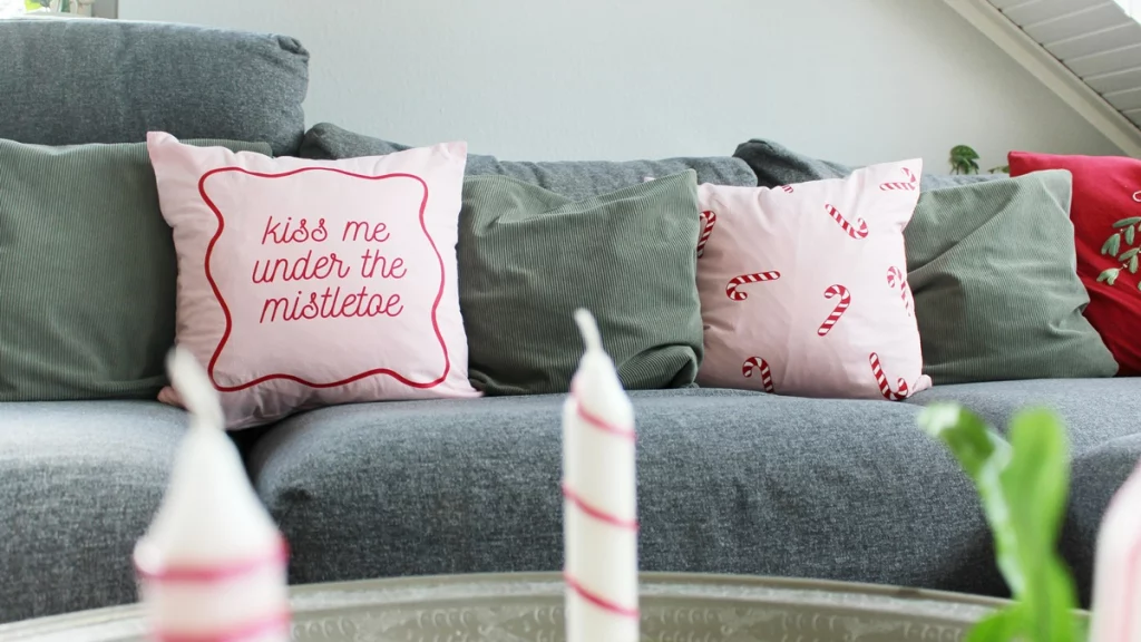 Alle Jahre wieder dekorieren wir unser Zuhause weihnachtlich. In diesem Jahr möchte ich dir 4 DIY Weihnachtskissen zeigen, die du selbst basteln kannst. Diese kannst du dann jedes Jahr wieder rausholen. Alle Ideen kannst du in deinen gewünschten Farben umsetzen, sodass diese sich perfekt in deine Weihnachtsdeko einfügen. Die DIY Weihnachtskissen kannst du alle zusammen dekorieren oder als einzelne Hingucker in deinem Zuhause dekorieren. DIY Weihnachtskissen fürs Sofa basteln - 4 Ideen - plottervorlage weihnachtskissen 9