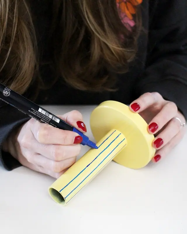 Bist du bereit für den neuen Dekotrend "Dopamin Deko"? Peppe dein Zuhause mit farbenfrohe, fröhlicher Deko auf, die garantiert für gute Laune sorgt! Ich zeige dir, wie du mit ein bisschen DIY Dopamin Deko dein Zuhause zum Strahlen bringst. Ich habe 10 einfache und kostengünstige Ideen für dich zusammengestellt. Zu den meisten Ideen gibt es auch eine kurze Videoanleitung. Günstige DIY Dopamin Deko basteln - alte deko in dopamin deko verwandeln 2