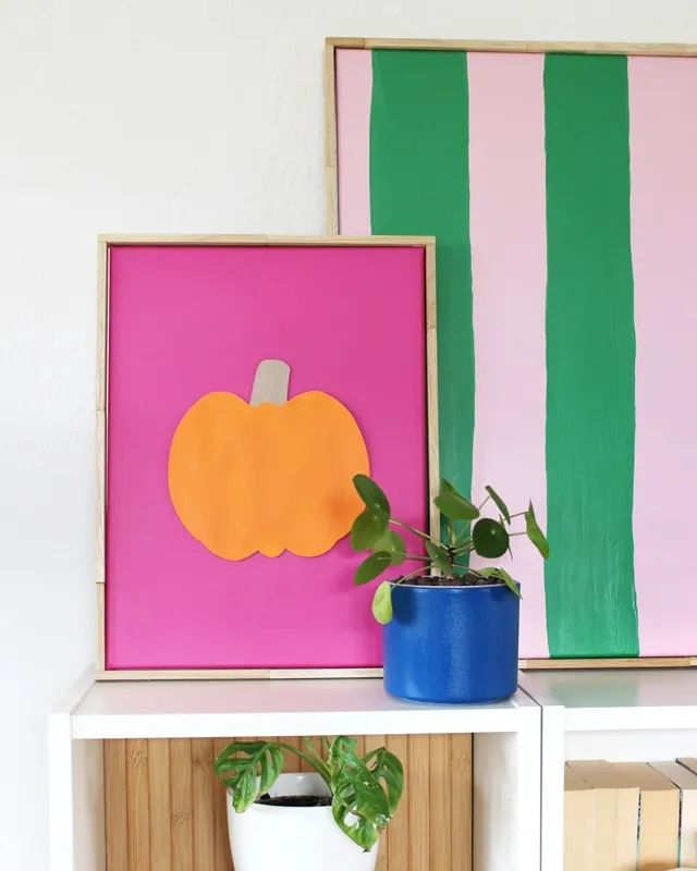 Bist du bereit für den neuen Dekotrend "Dopamin Deko"? Peppe dein Zuhause mit farbenfrohe, fröhlicher Deko auf, die garantiert für gute Laune sorgt! Ich zeige dir, wie du mit ein bisschen DIY Dopamin Deko dein Zuhause zum Strahlen bringst. Ich habe 10 einfache und kostengünstige Ideen für dich zusammengestellt. Zu den meisten Ideen gibt es auch eine kurze Videoanleitung. Günstige DIY Dopamin Deko basteln - diy dopamin deko kuerbis bild