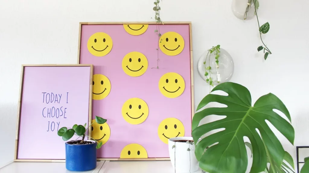 Bist du bereit für den neuen Dekotrend "Dopamin Deko"? Peppe dein Zuhause mit farbenfrohe, fröhlicher Deko auf, die garantiert für gute Laune sorgt! Ich zeige dir, wie du mit ein bisschen DIY Dopamin Deko dein Zuhause zum Strahlen bringst. Ich habe 10 einfache und kostengünstige Ideen für dich zusammengestellt. Zu den meisten Ideen gibt es auch eine kurze Videoanleitung. Günstige DIY Dopamin Deko basteln - diy dopamine decor leinwand bemalen 11