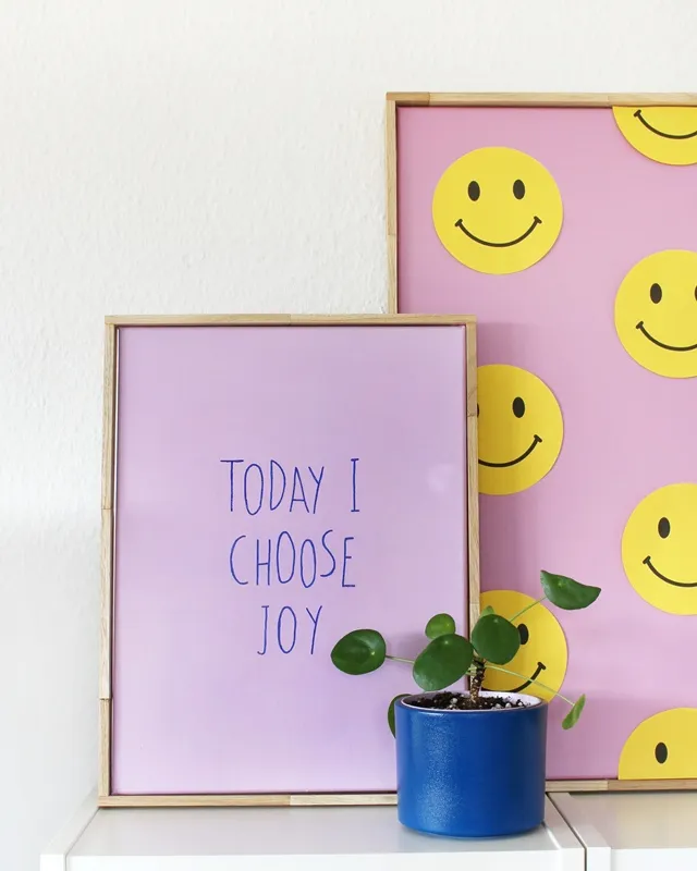 Bist du bereit für den neuen Dekotrend "Dopamin Deko"? Peppe dein Zuhause mit farbenfrohe, fröhlicher Deko auf, die garantiert für gute Laune sorgt! Ich zeige dir, wie du mit ein bisschen DIY Dopamin Deko dein Zuhause zum Strahlen bringst. Ich habe 10 einfache und kostengünstige Ideen für dich zusammengestellt. Zu den meisten Ideen gibt es auch eine kurze Videoanleitung. Günstige DIY Dopamin Deko basteln - diy dopamine decor leinwand bemalen 7