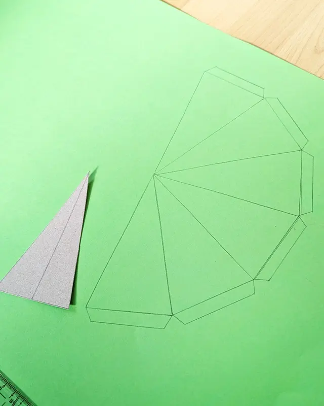 Karneval steht vor der Tür und du hast noch kein Kostüm? Keine Sorge! In diesem Last Minute DIY zeige ich dir, wie du ganz einfach ein Sims Kostüm selber machen kannst. Mit nur wenigen Materialien bastelst du in kurzer Zeit den ikonischen Plumbob – das grüne Symbol, das über den Köpfen der Sims schwebt. So verwandelst du dich blitzschnell in eine Spielfigur. Ideal für ein schnelles, kreatives und witziges Karnevalskostüm - und perfekt geeignet für alle Kostümmuffel! Sims Kostüm selber machen – schnelles Last Minute DIY für Karneval - diy sims kostuem selber machen 1