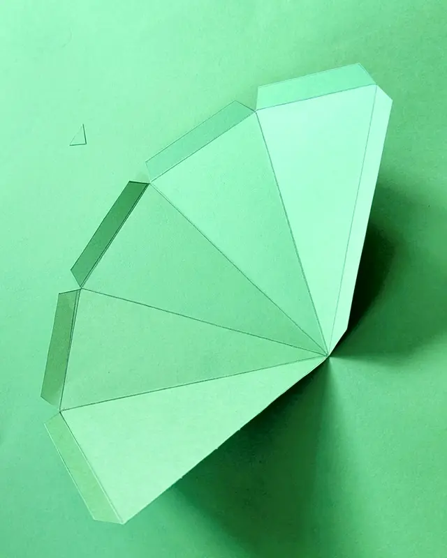 Karneval steht vor der Tür und du hast noch kein Kostüm? Keine Sorge! In diesem Last Minute DIY zeige ich dir, wie du ganz einfach ein Sims Kostüm selber machen kannst. Mit nur wenigen Materialien bastelst du in kurzer Zeit den ikonischen Plumbob – das grüne Symbol, das über den Köpfen der Sims schwebt. So verwandelst du dich blitzschnell in eine Spielfigur. Ideal für ein schnelles, kreatives und witziges Karnevalskostüm - und perfekt geeignet für alle Kostümmuffel! Sims Kostüm selber machen – schnelles Last Minute DIY für Karneval - diy sims kostuem selber machen 2