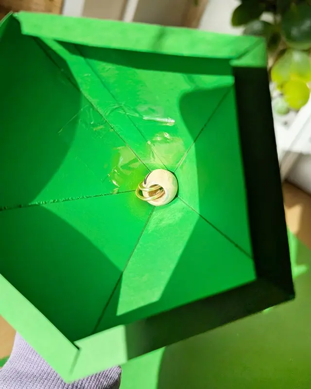 Karneval steht vor der Tür und du hast noch kein Kostüm? Keine Sorge! In diesem Last Minute DIY zeige ich dir, wie du ganz einfach ein Sims Kostüm selber machen kannst. Mit nur wenigen Materialien bastelst du in kurzer Zeit den ikonischen Plumbob – das grüne Symbol, das über den Köpfen der Sims schwebt. So verwandelst du dich blitzschnell in eine Spielfigur. Ideal für ein schnelles, kreatives und witziges Karnevalskostüm - und perfekt geeignet für alle Kostümmuffel! Sims Kostüm selber machen – schnelles Last Minute DIY für Karneval - diy sims kostuem selber machen 4