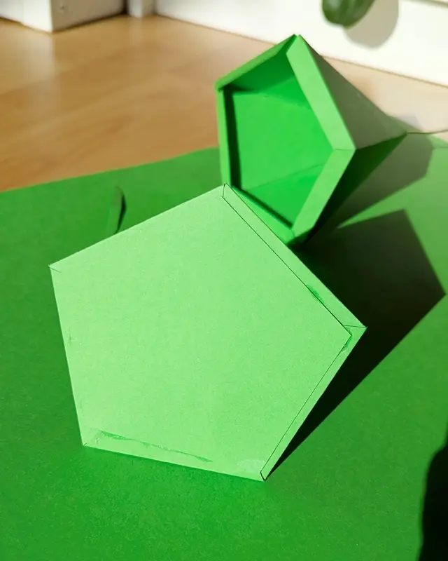 Karneval steht vor der Tür und du hast noch kein Kostüm? Keine Sorge! In diesem Last Minute DIY zeige ich dir, wie du ganz einfach ein Sims Kostüm selber machen kannst. Mit nur wenigen Materialien bastelst du in kurzer Zeit den ikonischen Plumbob – das grüne Symbol, das über den Köpfen der Sims schwebt. So verwandelst du dich blitzschnell in eine Spielfigur. Ideal für ein schnelles, kreatives und witziges Karnevalskostüm - und perfekt geeignet für alle Kostümmuffel! Sims Kostüm selber machen – schnelles Last Minute DIY für Karneval - diy sims kostuem selber machen 5