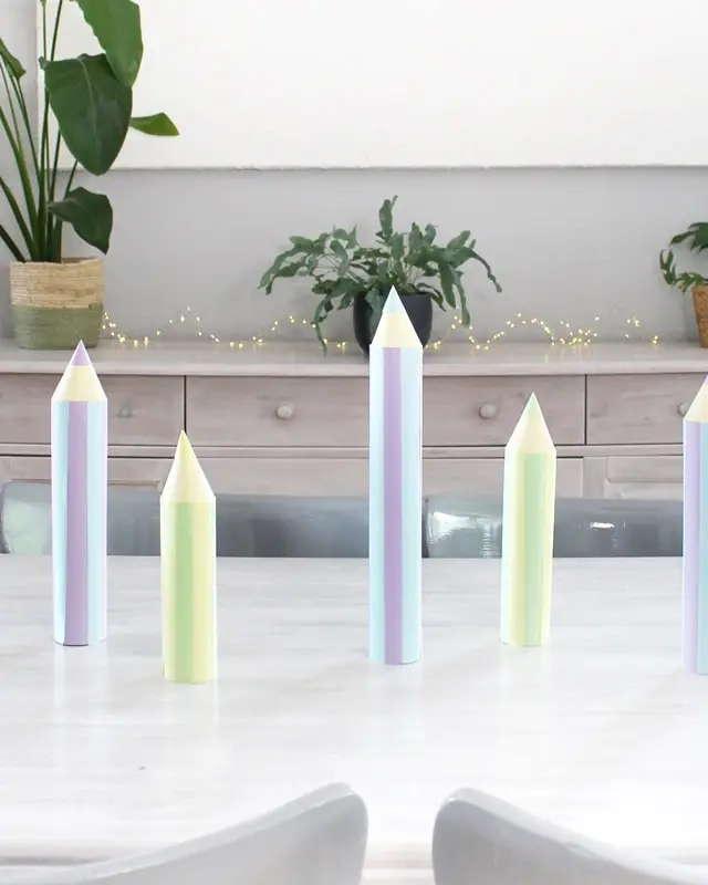 Hier kannst du dir meine selbst erstellten Bastelvorlagen als PDF-Datei runterladen. Du kannst die Downloaddateien zum Basteln oder zum Verschönern von Geschenken nutzen. Diese Bastelvorlagen sind alle kostenlos. Die passenden Anleitungen zu den Vorlagen findest du auf meinem DIY Blog. Diese sind in den PDF-Dateien oder im Text immer verlinkt, sodass du diese schnell findest. Einschulungsdeko: DIY Stifte aus Küchenrollen basteln | Tinkerhome - Einfache DIYs für dein Zuhause