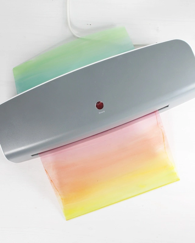 Laterne basteln mit Kindern kann so einfach und kreativ sein! In dieser Anleitung zeige ich dir, wie die Kinder eine bunte Laterne aus Laminierfolie gestalten können – perfekt für den Laternenumzug oder St. Martin. Selbst kleine Kinder im Kindergarten können die Folie mit Wasserfarben bemalen und ihrer Kreativität freien Lauf lassen, während ältere Kinder nach dem Laminieren mit einem wasserfesten Stift eigene Motive hinzufügen können. So wird das Laterne mit Kindern basteln zu einem entspannten, fröhlichen DIY-Projekt – spannend durch das Laminieren und perfekt für die ganze Familie oder auch den Kindergarten! Die Kinder gestalten die Laternen, und du begleitest sie dabei, Schritt für Schritt! Laterne basteln mit Laminierfolie – einfache & schnelle DIY-Idee für Kinder - diy laternen aus laminierfolie basteln 1