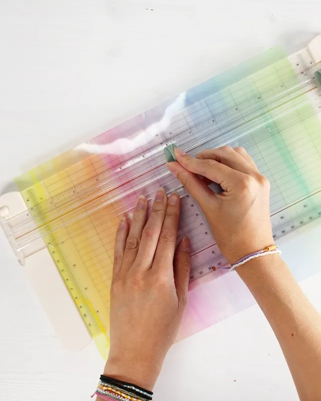 Laterne basteln mit Kindern kann so einfach und kreativ sein! In dieser Anleitung zeige ich dir, wie die Kinder eine bunte Laterne aus Laminierfolie gestalten können – perfekt für den Laternenumzug oder St. Martin. Selbst kleine Kinder im Kindergarten können die Folie mit Wasserfarben bemalen und ihrer Kreativität freien Lauf lassen, während ältere Kinder nach dem Laminieren mit einem wasserfesten Stift eigene Motive hinzufügen können. So wird das Laterne mit Kindern basteln zu einem entspannten, fröhlichen DIY-Projekt – spannend durch das Laminieren und perfekt für die ganze Familie oder auch den Kindergarten! Die Kinder gestalten die Laternen, und du begleitest sie dabei, Schritt für Schritt! Laterne basteln mit Laminierfolie – einfache & schnelle DIY-Idee für Kinder - diy laternen aus laminierfolie basteln 15