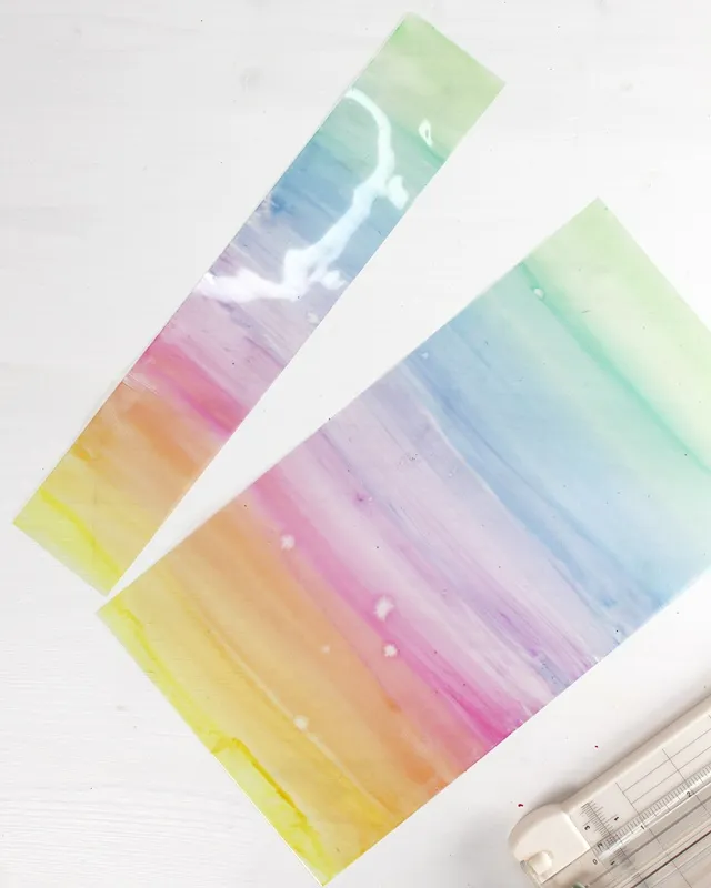 Laterne basteln mit Kindern kann so einfach und kreativ sein! In dieser Anleitung zeige ich dir, wie die Kinder eine bunte Laterne aus Laminierfolie gestalten können – perfekt für den Laternenumzug oder St. Martin. Selbst kleine Kinder im Kindergarten können die Folie mit Wasserfarben bemalen und ihrer Kreativität freien Lauf lassen, während ältere Kinder nach dem Laminieren mit einem wasserfesten Stift eigene Motive hinzufügen können. So wird das Laterne mit Kindern basteln zu einem entspannten, fröhlichen DIY-Projekt – spannend durch das Laminieren und perfekt für die ganze Familie oder auch den Kindergarten! Die Kinder gestalten die Laternen, und du begleitest sie dabei, Schritt für Schritt! Laterne basteln mit Laminierfolie – einfache & schnelle DIY-Idee für Kinder - diy laternen aus laminierfolie basteln 16