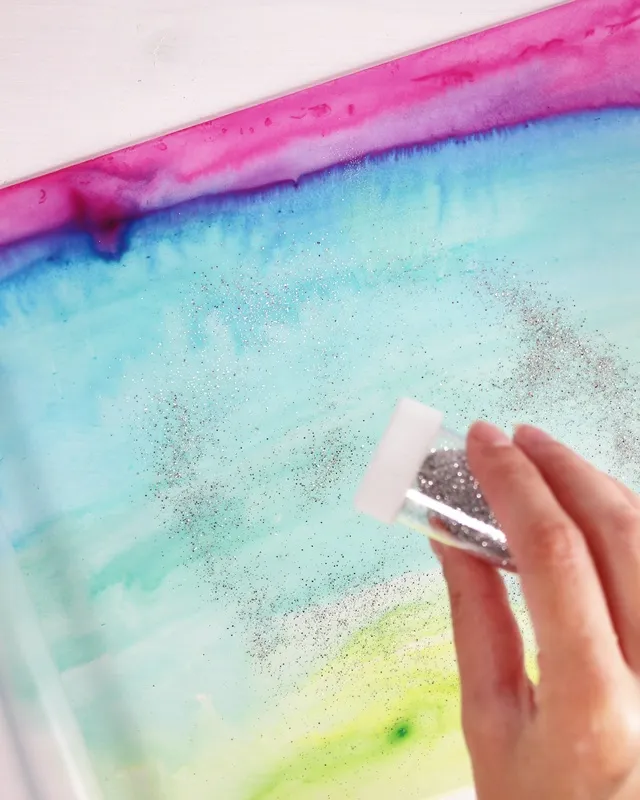 Laterne basteln mit Kindern kann so einfach und kreativ sein! In dieser Anleitung zeige ich dir, wie die Kinder eine bunte Laterne aus Laminierfolie gestalten können – perfekt für den Laternenumzug oder St. Martin. Selbst kleine Kinder im Kindergarten können die Folie mit Wasserfarben bemalen und ihrer Kreativität freien Lauf lassen, während ältere Kinder nach dem Laminieren mit einem wasserfesten Stift eigene Motive hinzufügen können. So wird das Laterne mit Kindern basteln zu einem entspannten, fröhlichen DIY-Projekt – spannend durch das Laminieren und perfekt für die ganze Familie oder auch den Kindergarten! Die Kinder gestalten die Laternen, und du begleitest sie dabei, Schritt für Schritt! Laterne basteln mit Laminierfolie – einfache & schnelle DIY-Idee für Kinder - diy laternen aus laminierfolie basteln 19