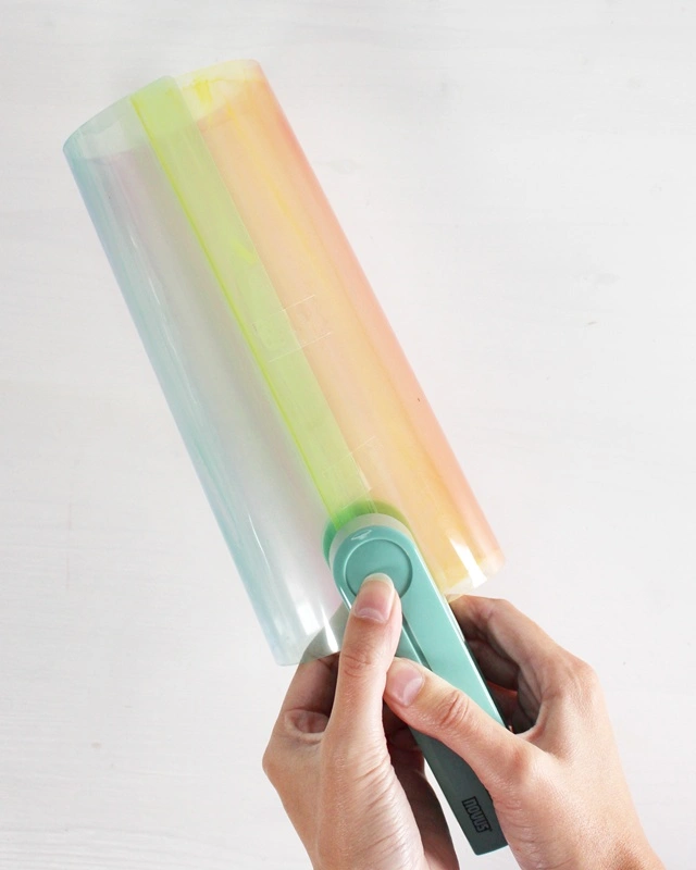 Laterne basteln mit Kindern kann so einfach und kreativ sein! In dieser Anleitung zeige ich dir, wie die Kinder eine bunte Laterne aus Laminierfolie gestalten können – perfekt für den Laternenumzug oder St. Martin. Selbst kleine Kinder im Kindergarten können die Folie mit Wasserfarben bemalen und ihrer Kreativität freien Lauf lassen, während ältere Kinder nach dem Laminieren mit einem wasserfesten Stift eigene Motive hinzufügen können. So wird das Laterne mit Kindern basteln zu einem entspannten, fröhlichen DIY-Projekt – spannend durch das Laminieren und perfekt für die ganze Familie oder auch den Kindergarten! Die Kinder gestalten die Laternen, und du begleitest sie dabei, Schritt für Schritt! Laterne basteln mit Laminierfolie – einfache & schnelle DIY-Idee für Kinder - diy laternen aus laminierfolie basteln 2