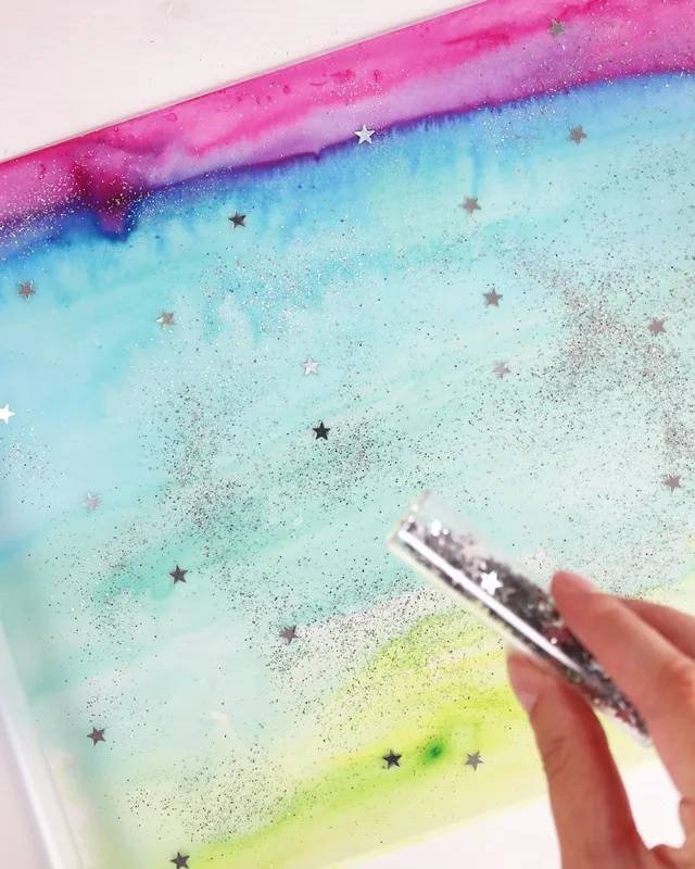 Laterne basteln mit Kindern kann so einfach und kreativ sein! In dieser Anleitung zeige ich dir, wie die Kinder eine bunte Laterne aus Laminierfolie gestalten können – perfekt für den Laternenumzug oder St. Martin. Selbst kleine Kinder im Kindergarten können die Folie mit Wasserfarben bemalen und ihrer Kreativität freien Lauf lassen, während ältere Kinder nach dem Laminieren mit einem wasserfesten Stift eigene Motive hinzufügen können. So wird das Laterne mit Kindern basteln zu einem entspannten, fröhlichen DIY-Projekt – spannend durch das Laminieren und perfekt für die ganze Familie oder auch den Kindergarten! Die Kinder gestalten die Laternen, und du begleitest sie dabei, Schritt für Schritt! Laterne basteln mit Laminierfolie – einfache & schnelle DIY-Idee für Kinder - diy laternen aus laminierfolie basteln 20