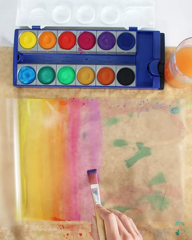 Laterne basteln mit Kindern kann so einfach und kreativ sein! In dieser Anleitung zeige ich dir, wie die Kinder eine bunte Laterne aus Laminierfolie gestalten können – perfekt für den Laternenumzug oder St. Martin. Selbst kleine Kinder im Kindergarten können die Folie mit Wasserfarben bemalen und ihrer Kreativität freien Lauf lassen, während ältere Kinder nach dem Laminieren mit einem wasserfesten Stift eigene Motive hinzufügen können. So wird das Laterne mit Kindern basteln zu einem entspannten, fröhlichen DIY-Projekt – spannend durch das Laminieren und perfekt für die ganze Familie oder auch den Kindergarten! Die Kinder gestalten die Laternen, und du begleitest sie dabei, Schritt für Schritt! Laterne basteln mit Laminierfolie – einfache & schnelle DIY-Idee für Kinder - diy laternen aus laminierfolie basteln 21