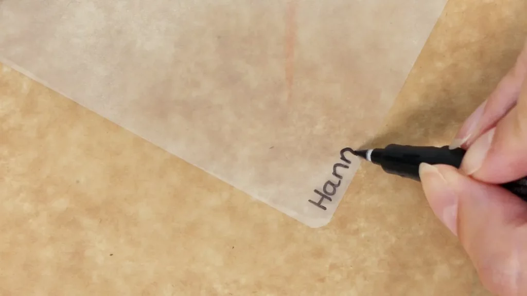 Laterne basteln mit Kindern kann so einfach und kreativ sein! In dieser Anleitung zeige ich dir, wie die Kinder eine bunte Laterne aus Laminierfolie gestalten können – perfekt für den Laternenumzug oder St. Martin. Selbst kleine Kinder im Kindergarten können die Folie mit Wasserfarben bemalen und ihrer Kreativität freien Lauf lassen, während ältere Kinder nach dem Laminieren mit einem wasserfesten Stift eigene Motive hinzufügen können. So wird das Laterne mit Kindern basteln zu einem entspannten, fröhlichen DIY-Projekt – spannend durch das Laminieren und perfekt für die ganze Familie oder auch den Kindergarten! Die Kinder gestalten die Laternen, und du begleitest sie dabei, Schritt für Schritt! Laterne basteln mit Laminierfolie – einfache DIY-Idee für Kinder | Tinkerhome - Einfache DIYs für dein Zuhause