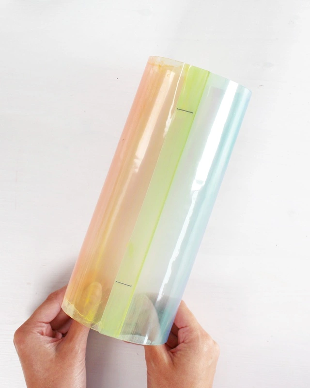 Laterne basteln mit Kindern kann so einfach und kreativ sein! In dieser Anleitung zeige ich dir, wie die Kinder eine bunte Laterne aus Laminierfolie gestalten können – perfekt für den Laternenumzug oder St. Martin. Selbst kleine Kinder im Kindergarten können die Folie mit Wasserfarben bemalen und ihrer Kreativität freien Lauf lassen, während ältere Kinder nach dem Laminieren mit einem wasserfesten Stift eigene Motive hinzufügen können. So wird das Laterne mit Kindern basteln zu einem entspannten, fröhlichen DIY-Projekt – spannend durch das Laminieren und perfekt für die ganze Familie oder auch den Kindergarten! Die Kinder gestalten die Laternen, und du begleitest sie dabei, Schritt für Schritt! Laterne basteln mit Laminierfolie – einfache & schnelle DIY-Idee für Kinder - diy laternen aus laminierfolie basteln 3