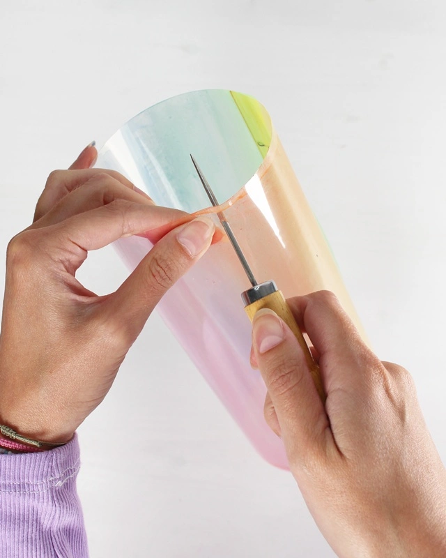 Laterne basteln mit Kindern kann so einfach und kreativ sein! In dieser Anleitung zeige ich dir, wie die Kinder eine bunte Laterne aus Laminierfolie gestalten können – perfekt für den Laternenumzug oder St. Martin. Selbst kleine Kinder im Kindergarten können die Folie mit Wasserfarben bemalen und ihrer Kreativität freien Lauf lassen, während ältere Kinder nach dem Laminieren mit einem wasserfesten Stift eigene Motive hinzufügen können. So wird das Laterne mit Kindern basteln zu einem entspannten, fröhlichen DIY-Projekt – spannend durch das Laminieren und perfekt für die ganze Familie oder auch den Kindergarten! Die Kinder gestalten die Laternen, und du begleitest sie dabei, Schritt für Schritt! Laterne basteln mit Laminierfolie – einfache & schnelle DIY-Idee für Kinder - diy laternen aus laminierfolie basteln 4