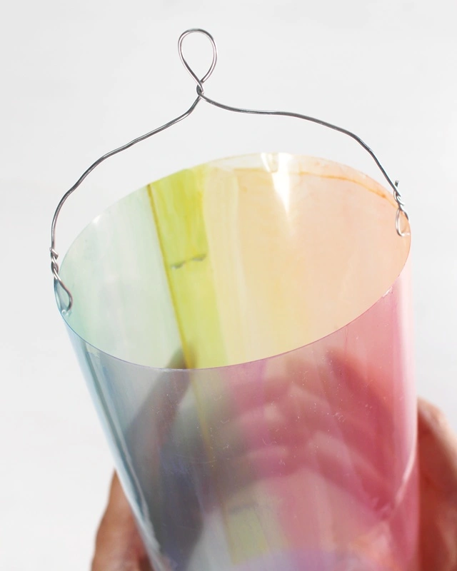 Laterne basteln mit Kindern kann so einfach und kreativ sein! In dieser Anleitung zeige ich dir, wie die Kinder eine bunte Laterne aus Laminierfolie gestalten können – perfekt für den Laternenumzug oder St. Martin. Selbst kleine Kinder im Kindergarten können die Folie mit Wasserfarben bemalen und ihrer Kreativität freien Lauf lassen, während ältere Kinder nach dem Laminieren mit einem wasserfesten Stift eigene Motive hinzufügen können. So wird das Laterne mit Kindern basteln zu einem entspannten, fröhlichen DIY-Projekt – spannend durch das Laminieren und perfekt für die ganze Familie oder auch den Kindergarten! Die Kinder gestalten die Laternen, und du begleitest sie dabei, Schritt für Schritt! Laterne basteln mit Laminierfolie – einfache & schnelle DIY-Idee für Kinder - diy laternen aus laminierfolie basteln 5