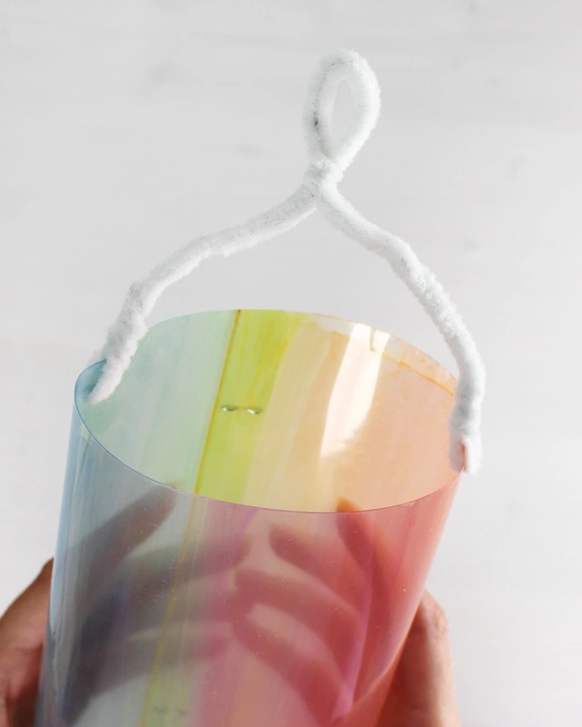 Laterne basteln mit Kindern kann so einfach und kreativ sein! In dieser Anleitung zeige ich dir, wie die Kinder eine bunte Laterne aus Laminierfolie gestalten können – perfekt für den Laternenumzug oder St. Martin. Selbst kleine Kinder im Kindergarten können die Folie mit Wasserfarben bemalen und ihrer Kreativität freien Lauf lassen, während ältere Kinder nach dem Laminieren mit einem wasserfesten Stift eigene Motive hinzufügen können. So wird das Laterne mit Kindern basteln zu einem entspannten, fröhlichen DIY-Projekt – spannend durch das Laminieren und perfekt für die ganze Familie oder auch den Kindergarten! Die Kinder gestalten die Laternen, und du begleitest sie dabei, Schritt für Schritt! Laterne basteln mit Laminierfolie – einfache & schnelle DIY-Idee für Kinder - diy laternen aus laminierfolie basteln 6