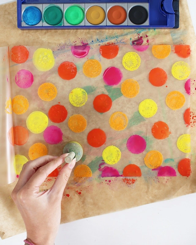 Laterne basteln mit Kindern kann so einfach und kreativ sein! In dieser Anleitung zeige ich dir, wie die Kinder eine bunte Laterne aus Laminierfolie gestalten können – perfekt für den Laternenumzug oder St. Martin. Selbst kleine Kinder im Kindergarten können die Folie mit Wasserfarben bemalen und ihrer Kreativität freien Lauf lassen, während ältere Kinder nach dem Laminieren mit einem wasserfesten Stift eigene Motive hinzufügen können. So wird das Laterne mit Kindern basteln zu einem entspannten, fröhlichen DIY-Projekt – spannend durch das Laminieren und perfekt für die ganze Familie oder auch den Kindergarten! Die Kinder gestalten die Laternen, und du begleitest sie dabei, Schritt für Schritt! Laterne basteln mit Laminierfolie – einfache & schnelle DIY-Idee für Kinder - diy laternen aus laminierfolie basteln 7