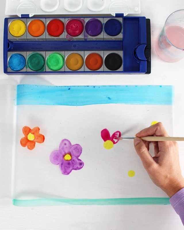 Laterne basteln mit Kindern kann so einfach und kreativ sein! In dieser Anleitung zeige ich dir, wie die Kinder eine bunte Laterne aus Laminierfolie gestalten können – perfekt für den Laternenumzug oder St. Martin. Selbst kleine Kinder im Kindergarten können die Folie mit Wasserfarben bemalen und ihrer Kreativität freien Lauf lassen, während ältere Kinder nach dem Laminieren mit einem wasserfesten Stift eigene Motive hinzufügen können. So wird das Laterne mit Kindern basteln zu einem entspannten, fröhlichen DIY-Projekt – spannend durch das Laminieren und perfekt für die ganze Familie oder auch den Kindergarten! Die Kinder gestalten die Laternen, und du begleitest sie dabei, Schritt für Schritt! Laterne basteln mit Laminierfolie – einfache & schnelle DIY-Idee für Kinder - diy laternen aus laminierfolie basteln 8