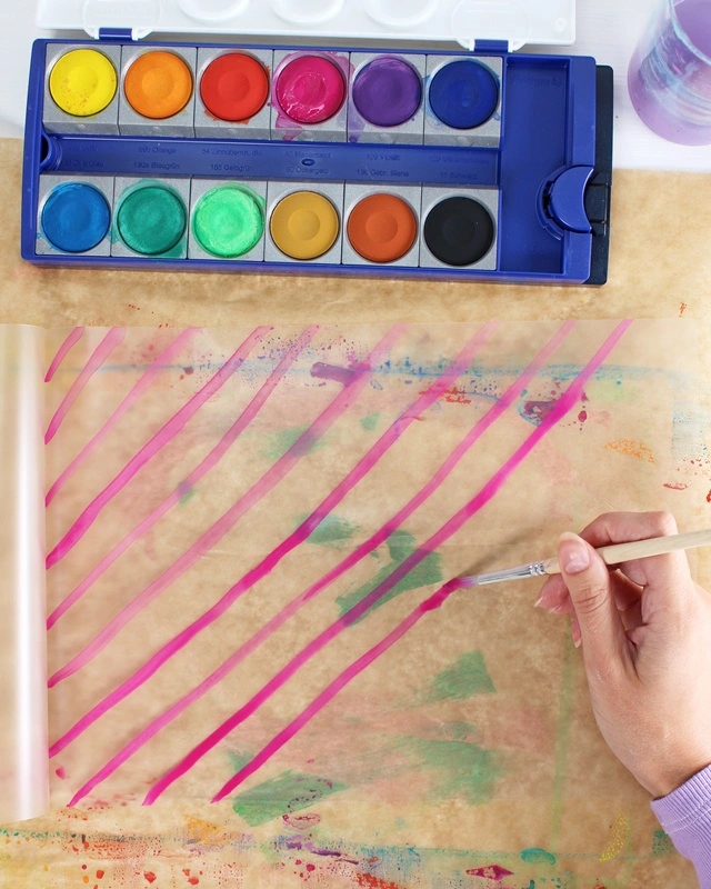 Laterne basteln mit Kindern kann so einfach und kreativ sein! In dieser Anleitung zeige ich dir, wie die Kinder eine bunte Laterne aus Laminierfolie gestalten können – perfekt für den Laternenumzug oder St. Martin. Selbst kleine Kinder im Kindergarten können die Folie mit Wasserfarben bemalen und ihrer Kreativität freien Lauf lassen, während ältere Kinder nach dem Laminieren mit einem wasserfesten Stift eigene Motive hinzufügen können. So wird das Laterne mit Kindern basteln zu einem entspannten, fröhlichen DIY-Projekt – spannend durch das Laminieren und perfekt für die ganze Familie oder auch den Kindergarten! Die Kinder gestalten die Laternen, und du begleitest sie dabei, Schritt für Schritt! Laterne basteln mit Laminierfolie – einfache & schnelle DIY-Idee für Kinder - diy laternen aus laminierfolie basteln 9