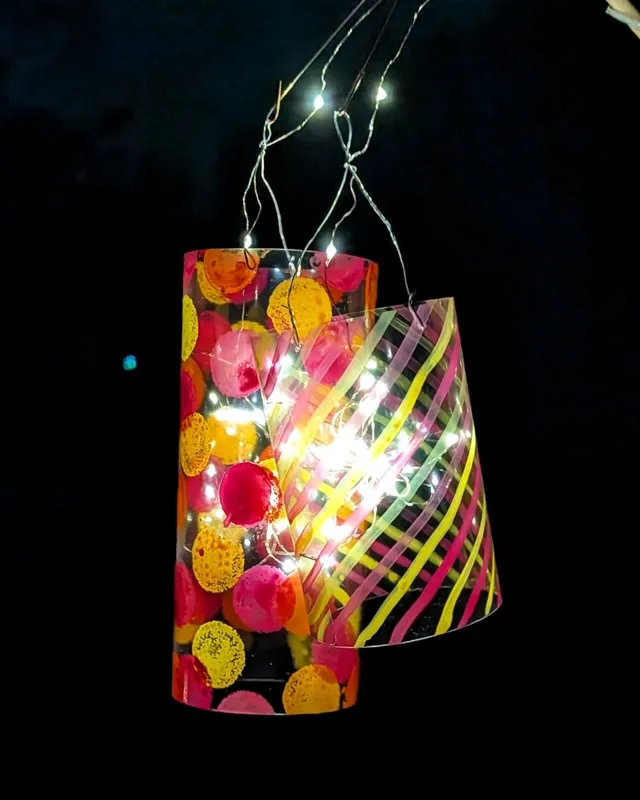 Laterne basteln mit Kindern kann so einfach und kreativ sein! In dieser Anleitung zeige ich dir, wie die Kinder eine bunte Laterne aus Laminierfolie gestalten können – perfekt für den Laternenumzug oder St. Martin. Selbst kleine Kinder im Kindergarten können die Folie mit Wasserfarben bemalen und ihrer Kreativität freien Lauf lassen, während ältere Kinder nach dem Laminieren mit einem wasserfesten Stift eigene Motive hinzufügen können. So wird das Laterne mit Kindern basteln zu einem entspannten, fröhlichen DIY-Projekt – spannend durch das Laminieren und perfekt für die ganze Familie oder auch den Kindergarten! Die Kinder gestalten die Laternen, und du begleitest sie dabei, Schritt für Schritt! Laterne basteln mit Laminierfolie – einfache DIY-Idee für Kinder | Tinkerhome - Einfache DIYs für dein Zuhause