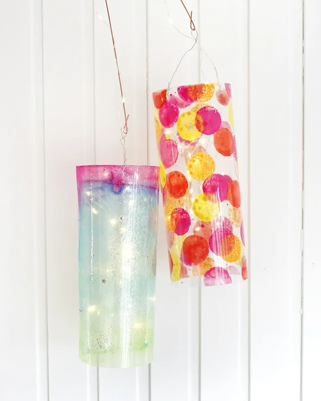 Laterne basteln mit Kindern kann so einfach und kreativ sein! In dieser Anleitung zeige ich dir, wie die Kinder eine bunte Laterne aus Laminierfolie gestalten können – perfekt für den Laternenumzug oder St. Martin. Selbst kleine Kinder im Kindergarten können die Folie mit Wasserfarben bemalen und ihrer Kreativität freien Lauf lassen, während ältere Kinder nach dem Laminieren mit einem wasserfesten Stift eigene Motive hinzufügen können. So wird das Laterne mit Kindern basteln zu einem entspannten, fröhlichen DIY-Projekt – spannend durch das Laminieren und perfekt für die ganze Familie oder auch den Kindergarten! Die Kinder gestalten die Laternen, und du begleitest sie dabei, Schritt für Schritt! Laterne basteln mit Laminierfolie – einfache DIY-Idee für Kinder | Tinkerhome - Einfache DIYs für dein Zuhause