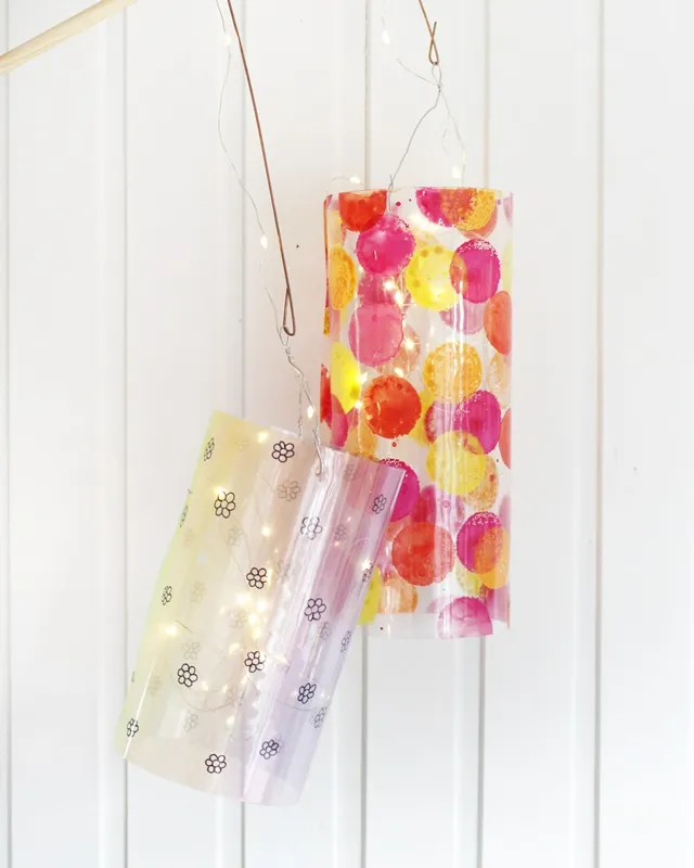 Laterne basteln mit Kindern kann so einfach und kreativ sein! In dieser Anleitung zeige ich dir, wie die Kinder eine bunte Laterne aus Laminierfolie gestalten können – perfekt für den Laternenumzug oder St. Martin. Selbst kleine Kinder im Kindergarten können die Folie mit Wasserfarben bemalen und ihrer Kreativität freien Lauf lassen, während ältere Kinder nach dem Laminieren mit einem wasserfesten Stift eigene Motive hinzufügen können. So wird das Laterne mit Kindern basteln zu einem entspannten, fröhlichen DIY-Projekt – spannend durch das Laminieren und perfekt für die ganze Familie oder auch den Kindergarten! Die Kinder gestalten die Laternen, und du begleitest sie dabei, Schritt für Schritt! Laterne basteln mit Laminierfolie – einfache DIY-Idee für Kinder | Tinkerhome - Einfache DIYs für dein Zuhause