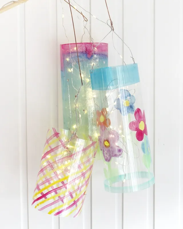 Laterne basteln mit Kindern kann so einfach und kreativ sein! In dieser Anleitung zeige ich dir, wie die Kinder eine bunte Laterne aus Laminierfolie gestalten können – perfekt für den Laternenumzug oder St. Martin. Selbst kleine Kinder im Kindergarten können die Folie mit Wasserfarben bemalen und ihrer Kreativität freien Lauf lassen, während ältere Kinder nach dem Laminieren mit einem wasserfesten Stift eigene Motive hinzufügen können. So wird das Laterne mit Kindern basteln zu einem entspannten, fröhlichen DIY-Projekt – spannend durch das Laminieren und perfekt für die ganze Familie oder auch den Kindergarten! Die Kinder gestalten die Laternen, und du begleitest sie dabei, Schritt für Schritt! Laterne basteln mit Laminierfolie – einfache DIY-Idee für Kinder | Tinkerhome - Einfache DIYs für dein Zuhause