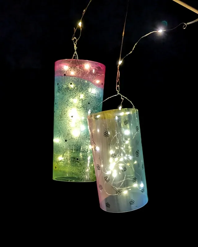 Laterne basteln mit Kindern kann so einfach und kreativ sein! In dieser Anleitung zeige ich dir, wie die Kinder eine bunte Laterne aus Laminierfolie gestalten können – perfekt für den Laternenumzug oder St. Martin. Selbst kleine Kinder im Kindergarten können die Folie mit Wasserfarben bemalen und ihrer Kreativität freien Lauf lassen, während ältere Kinder nach dem Laminieren mit einem wasserfesten Stift eigene Motive hinzufügen können. So wird das Laterne mit Kindern basteln zu einem entspannten, fröhlichen DIY-Projekt – spannend durch das Laminieren und perfekt für die ganze Familie oder auch den Kindergarten! Die Kinder gestalten die Laternen, und du begleitest sie dabei, Schritt für Schritt! Laterne basteln mit Laminierfolie – einfache DIY-Idee für Kinder | Tinkerhome - Einfache DIYs für dein Zuhause