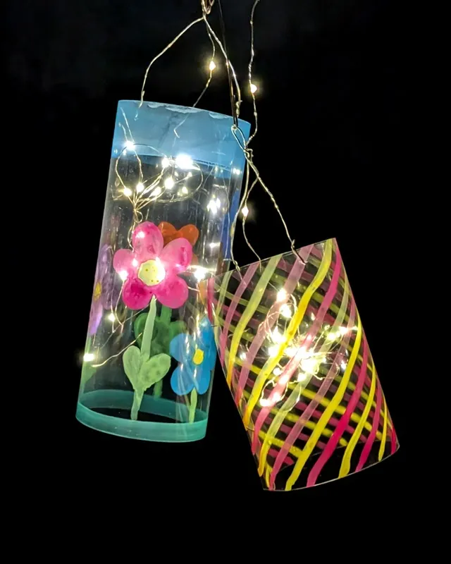 Laterne basteln mit Kindern kann so einfach und kreativ sein! In dieser Anleitung zeige ich dir, wie die Kinder eine bunte Laterne aus Laminierfolie gestalten können – perfekt für den Laternenumzug oder St. Martin. Selbst kleine Kinder im Kindergarten können die Folie mit Wasserfarben bemalen und ihrer Kreativität freien Lauf lassen, während ältere Kinder nach dem Laminieren mit einem wasserfesten Stift eigene Motive hinzufügen können. So wird das Laterne mit Kindern basteln zu einem entspannten, fröhlichen DIY-Projekt – spannend durch das Laminieren und perfekt für die ganze Familie oder auch den Kindergarten! Die Kinder gestalten die Laternen, und du begleitest sie dabei, Schritt für Schritt! Laterne basteln mit Laminierfolie – einfache DIY-Idee für Kinder | Tinkerhome - Einfache DIYs für dein Zuhause