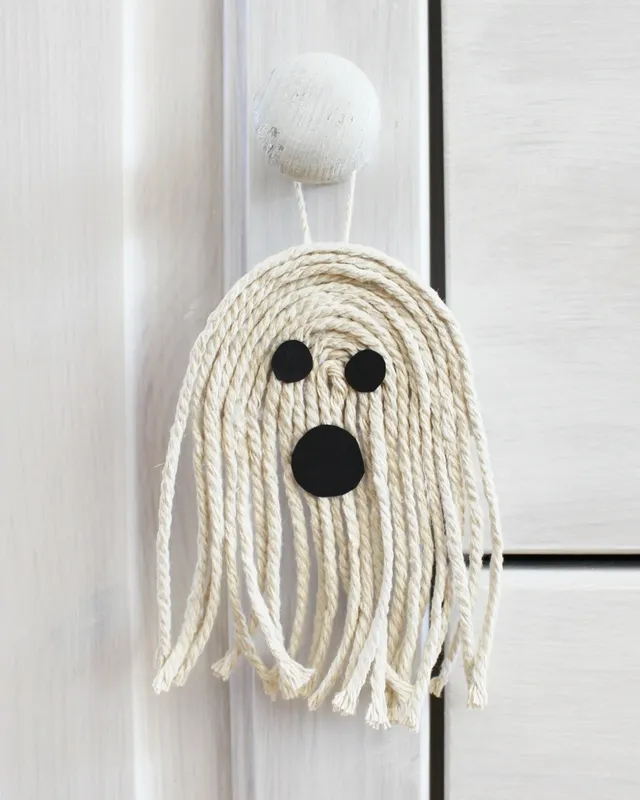 DIY Gespenster basteln: 8 gruselig einfache Halloween Geister - diy geist aus makrameegarn 1