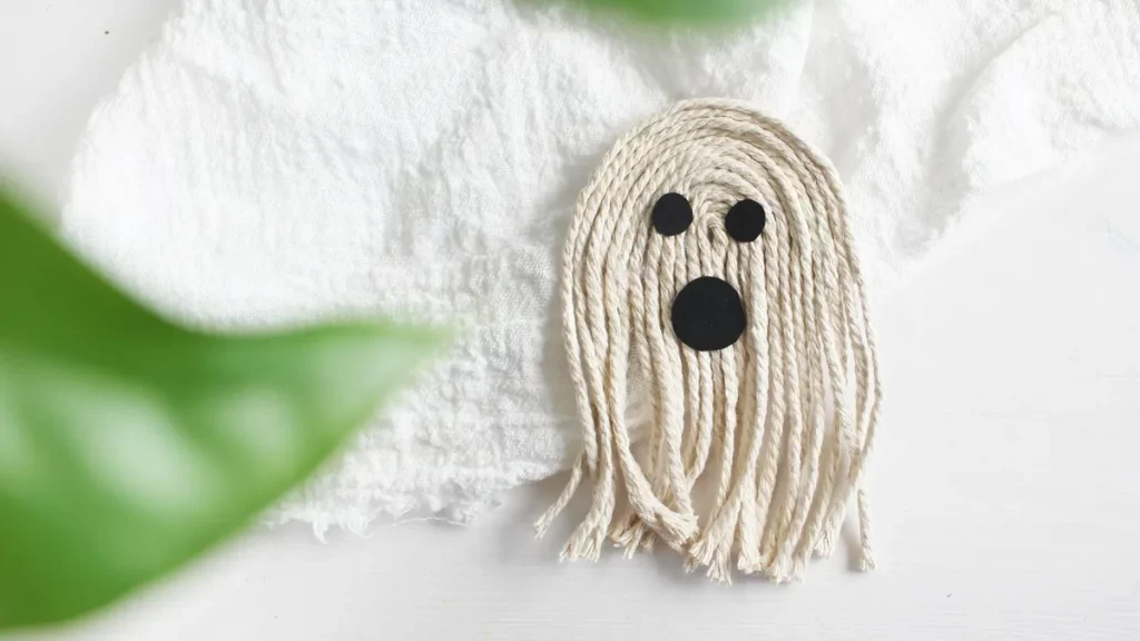 DIY Gespenster basteln: 8 gruselig einfache Halloween Geister - diy geist aus makrameegarn 2