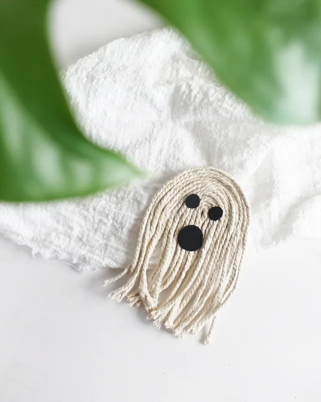 Halloween Deko: DIY Geister aus Wolle basteln | Tinkerhome - Einfache DIYs für dein Zuhause